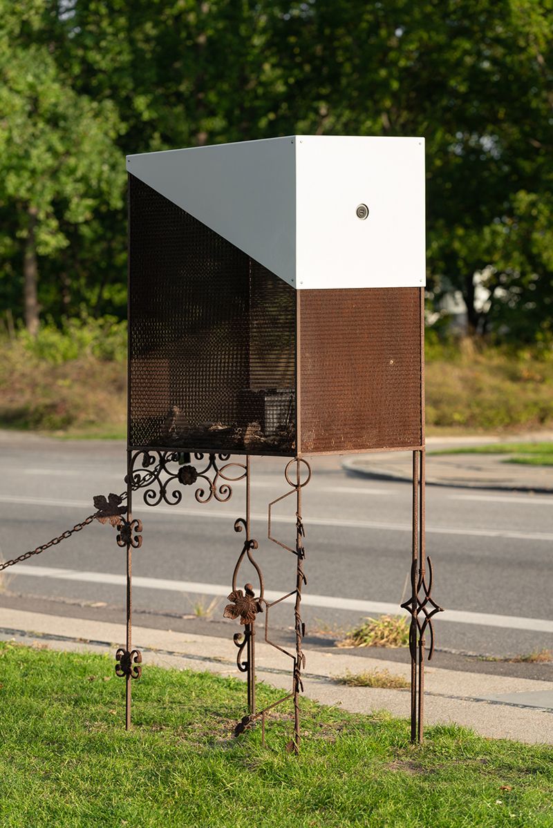 Uffe Isolotto, <i>Universal Serial Bus</i>, 2018<br>Jern, maling, USB-stik, LED-lys, indtørrede dyrekropsdele. To skulpturdele à 200 x 100 x 50 cm med kæde. Erhvervet 2021 med støtte fra 15. Juni Fonden