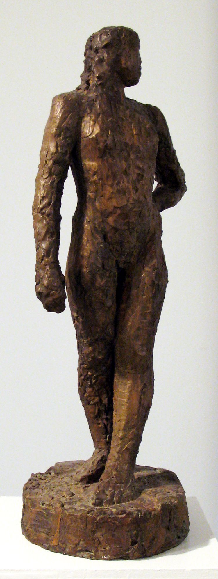 Lisbeth Nielsen, <i>Ung kvinde i bevægelse</i>, 1989<br>Bronze. 105 cm (højde). Tilhører Holstebro Kunstmuseum<br>Erhvervet 1990. Inv.nr. 1990-005. ©Kunstneren. Foto: HKM