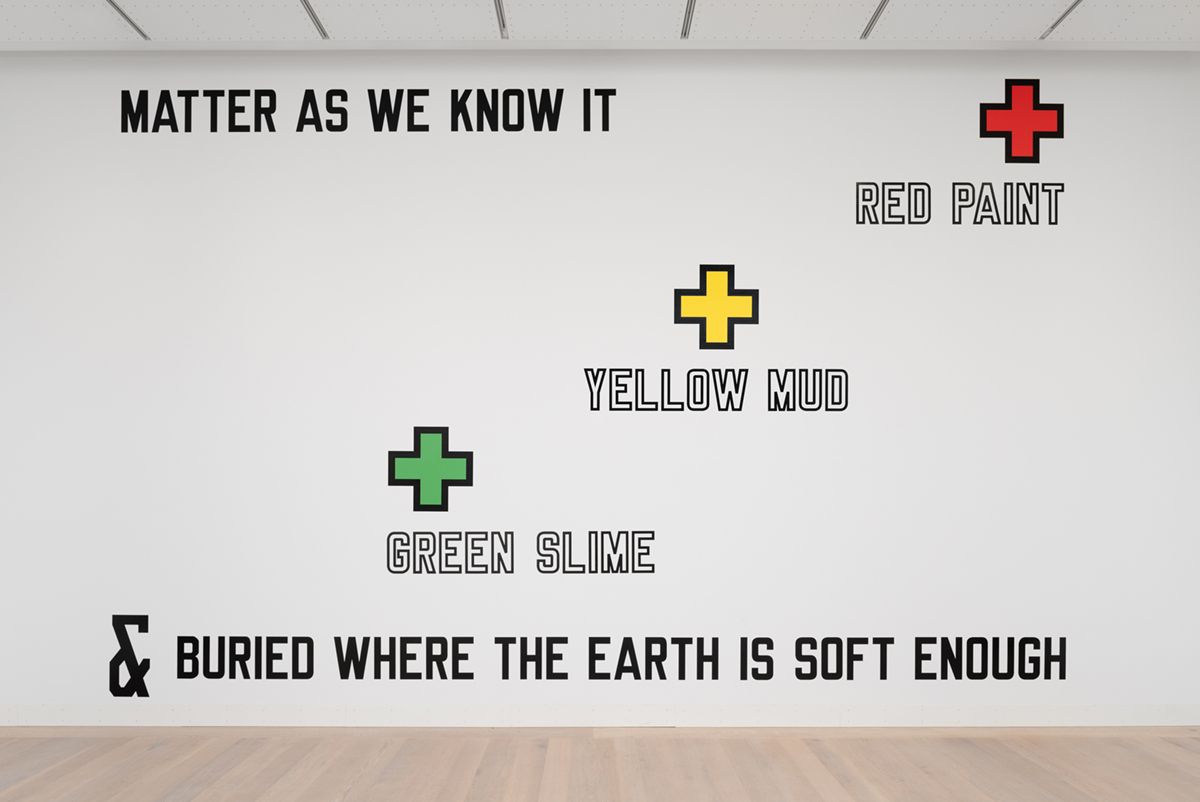 Lawrence Weiner, MATTER AS WE KNOW IT + RED PAINT + YELLOW MUD + GREEN SLIME & BURIED WHERE THE EARTH IS SOFT ENOUGH (1995). Foto: David Stjernholm
