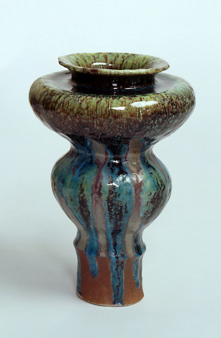 Bente Skjøttgaard, <i>Høj vase med ringe</i>, 2002<br>Modelleret, glaseret stentøj. 36 x 25 cm. Tilhører Holstebro Kunstmuseum<br>Erhvervet 2003. Inv.nr. 2003-004. ©Kunstneren. Foto: Guldager